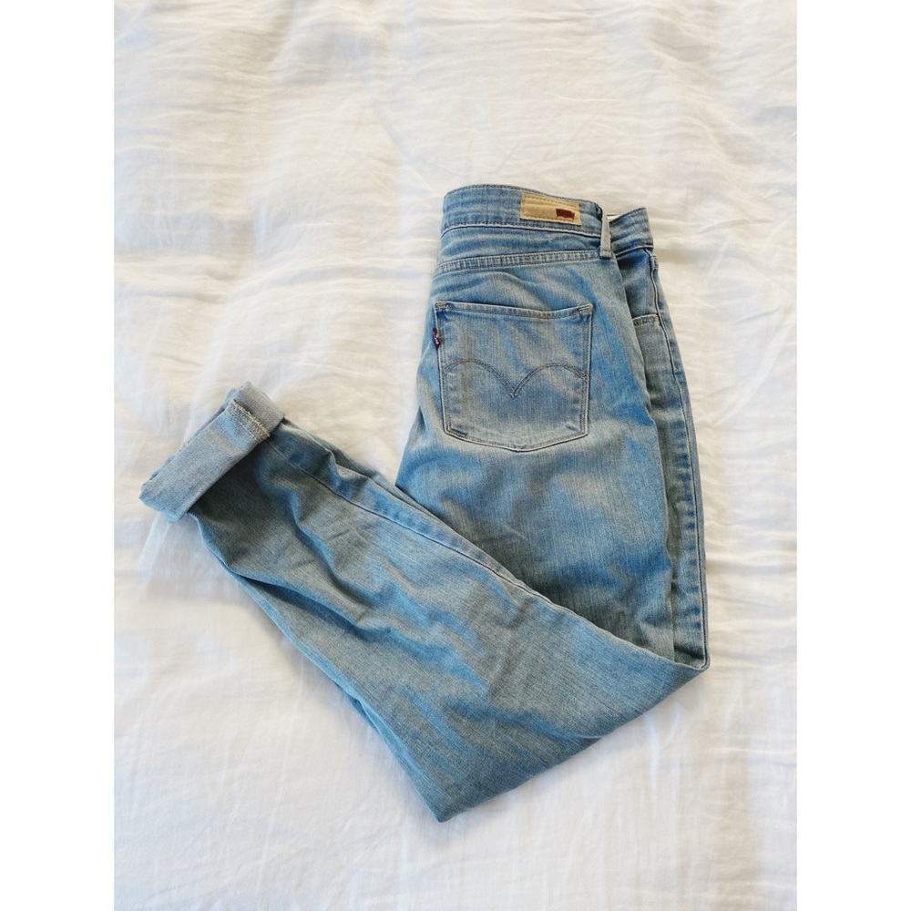 High Rise Light Wash Levi Jeans